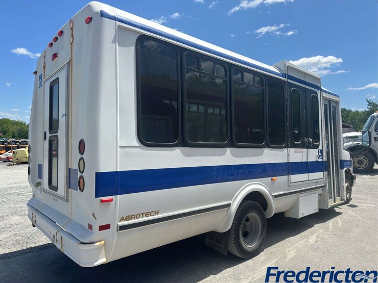 2012-chevrolet-express-4500-image-3