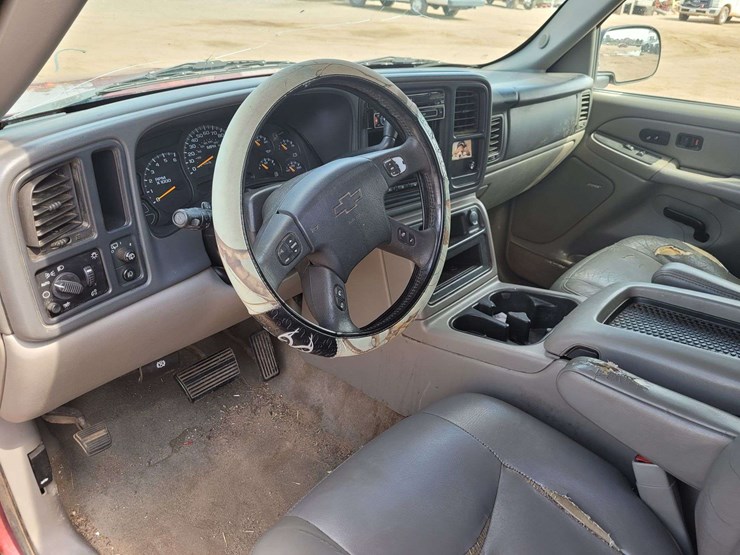 2004-chevrolet-tahoe-image-10