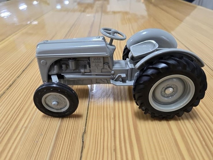 1985-ford-9n-image-1