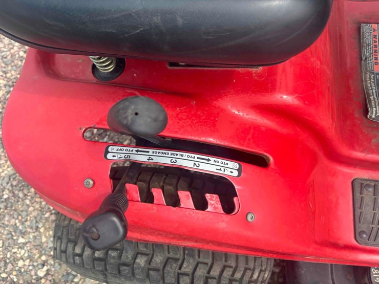 huskee-lt-4600-lawn-tractor-image-9
