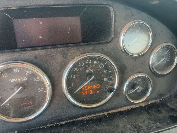 2016-peterbilt-348-image-14