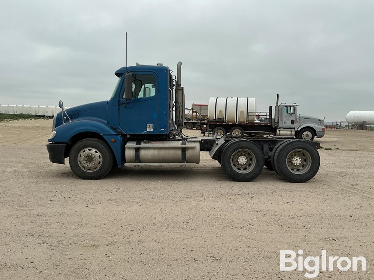 2005-freightliner-columbia-120-image-8