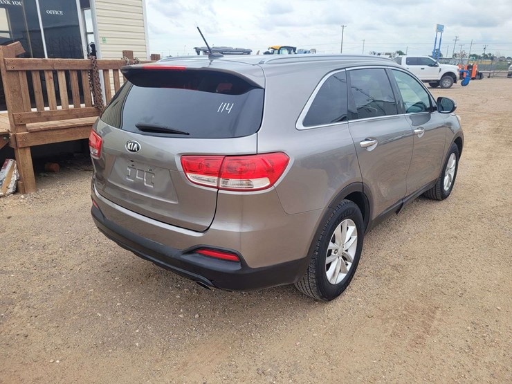 2017-kia-sorento-lx-image-3