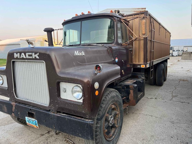 1973-mack-r600-image-1