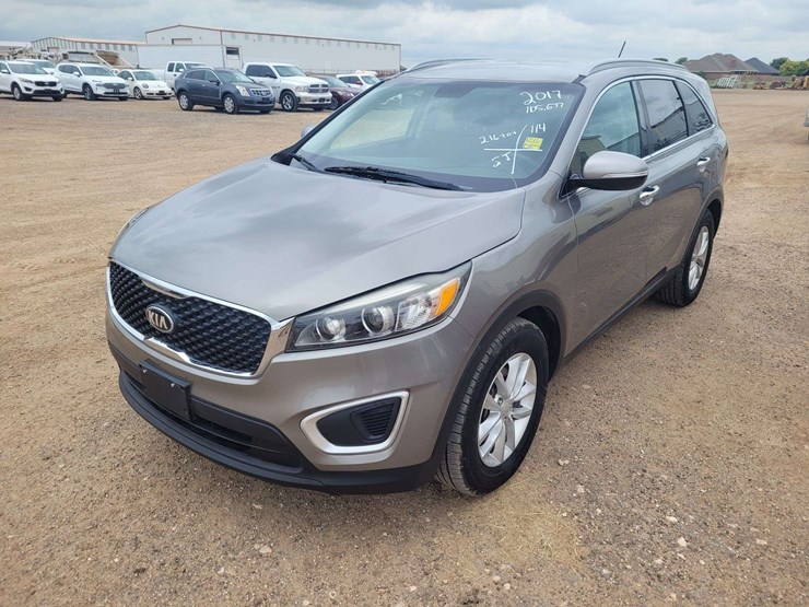 2017-kia-sorento-lx-image-1