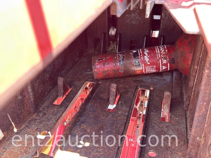 new-holland-326-image-12