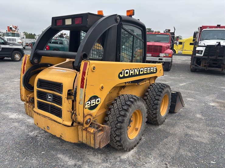 2001-john-deere-250-image-5