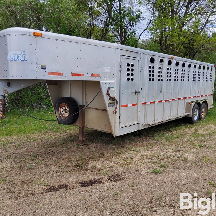 2002 Wilson 5724T T/A Gooseneck Livestock Trailer