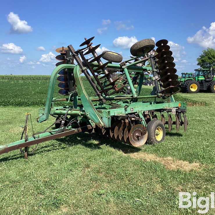 JOHN DEERE 235