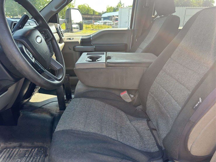 2017-ford-f350-xlt-image-16
