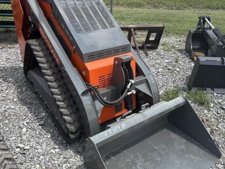 hurricane-mini-skid-steer-loader-image-4