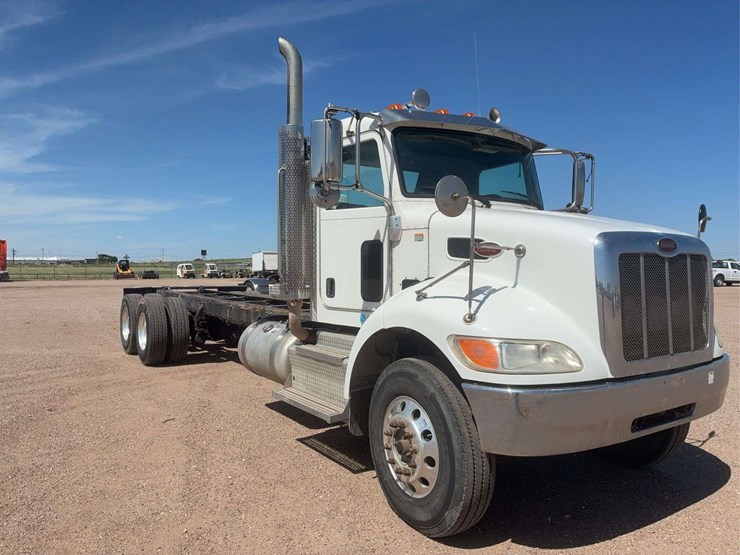 2016-peterbilt-348-image-2
