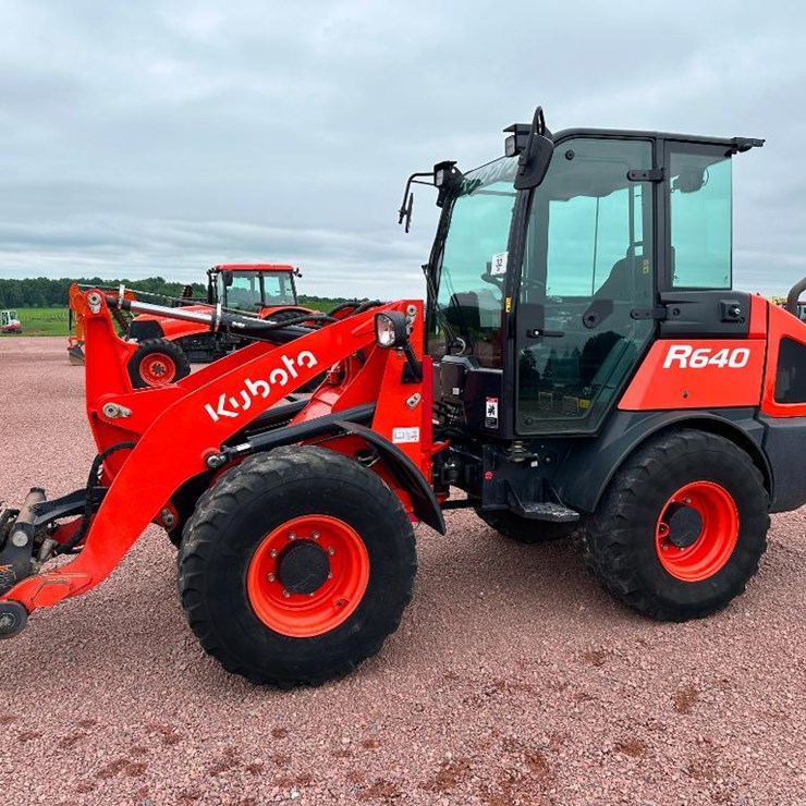 2021 KUBOTA R640