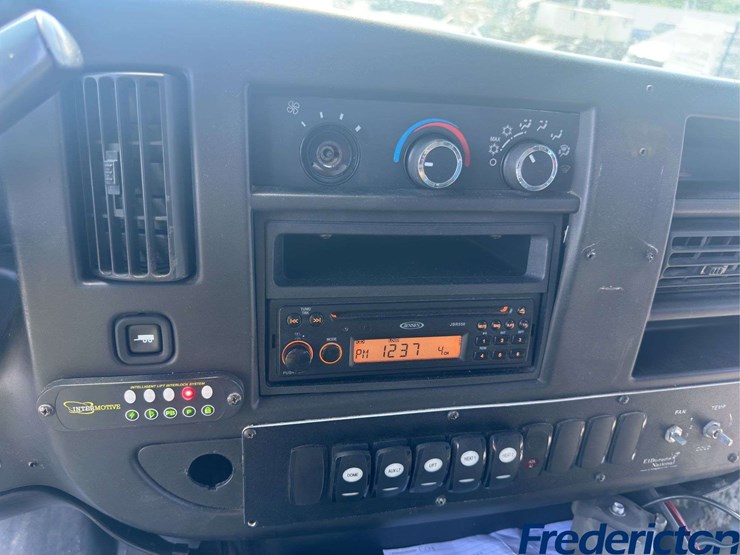 2012-chevrolet-express-4500-image-25