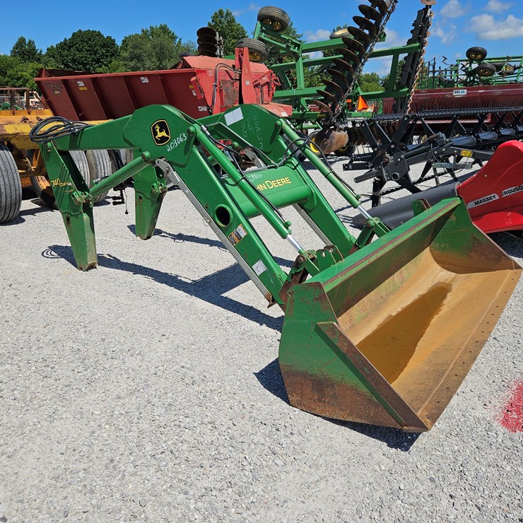 2011 JOHN DEERE 740