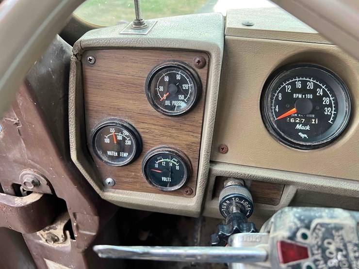1973-mack-r600-image-18