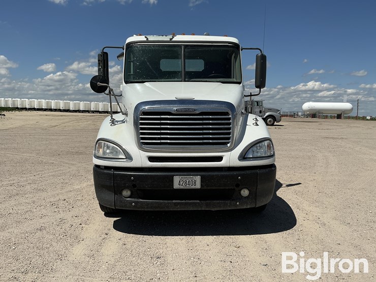 2008-freightliner-columbia-120-image-2