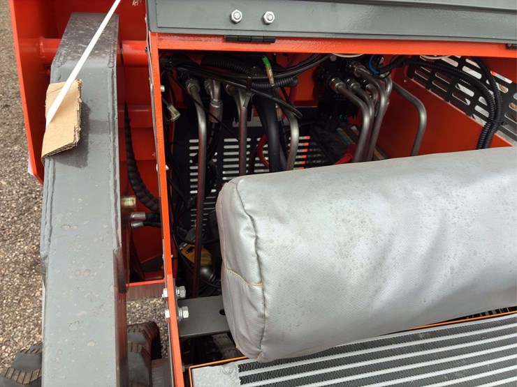 2024-skid-steer-image-8