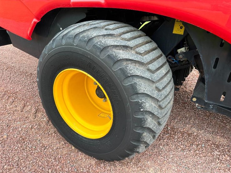 2014-new-holland-330-image-10