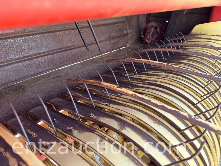 new-holland-326-image-5
