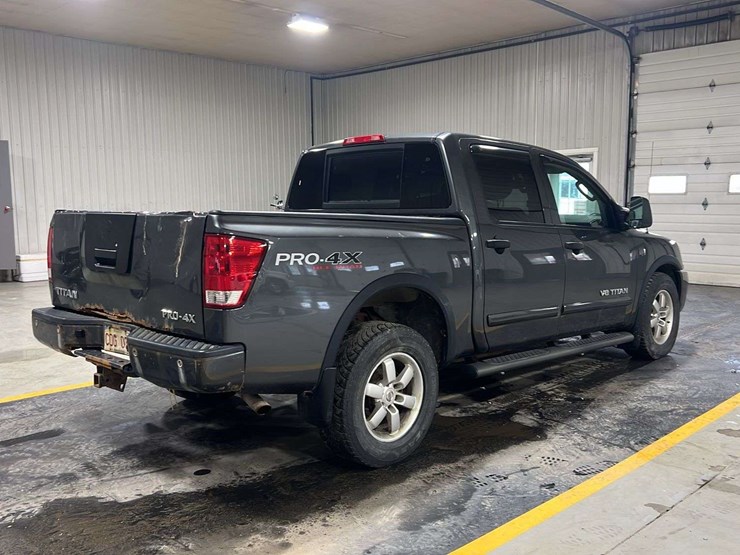 2011-nissan-titan-image-12