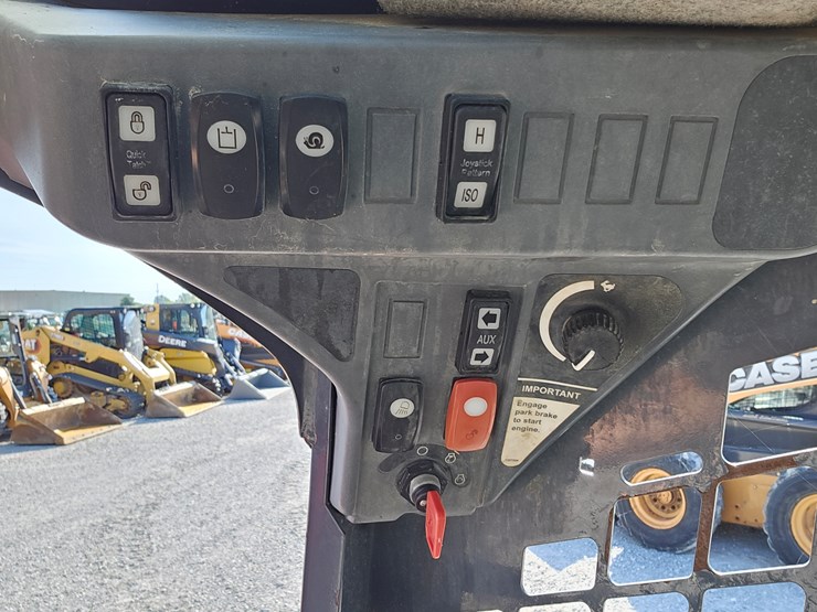 2013-deere-323d-image-8