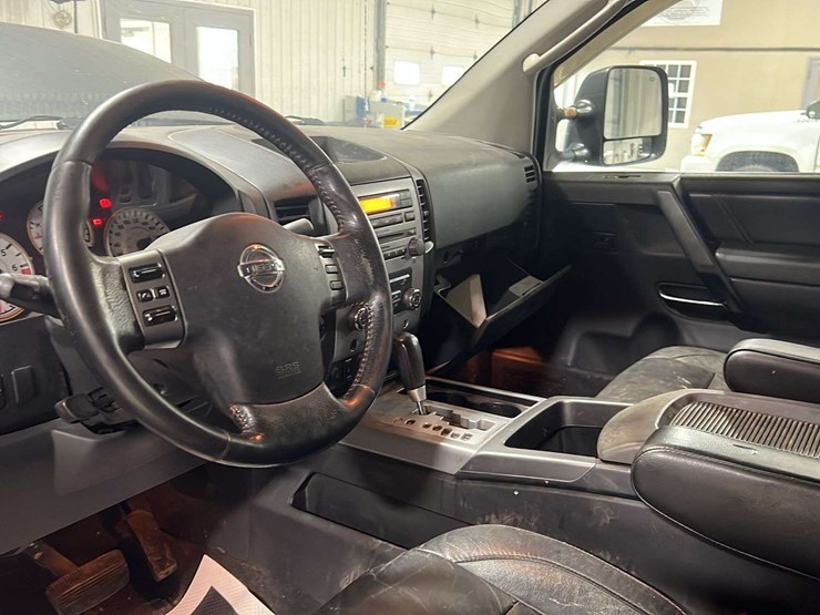 2011-nissan-titan-image-3