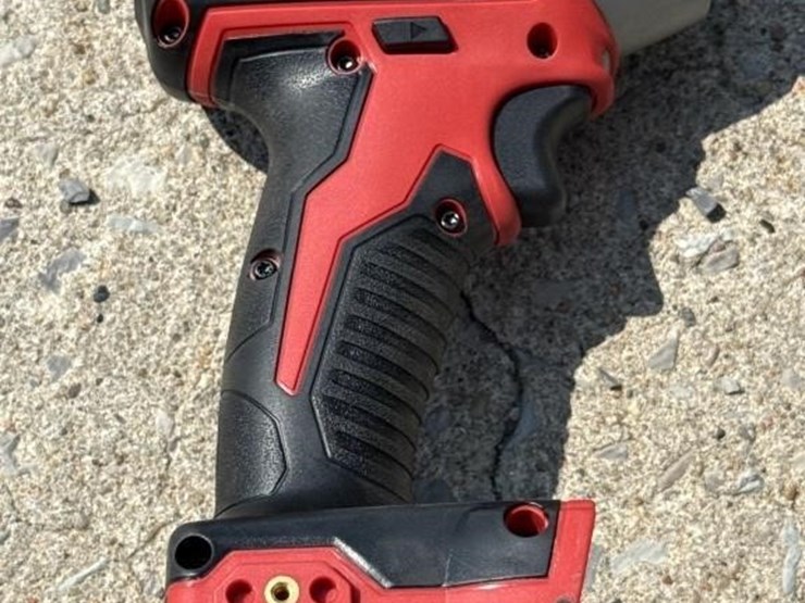 milwaukee-quarter-inch-hex-impact-driver-m-18-image-2
