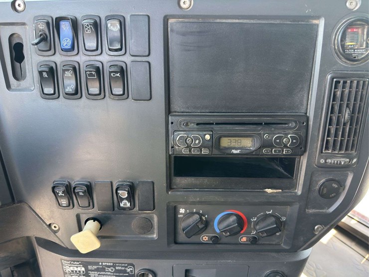 2009-mack-granite-gu813-image-15