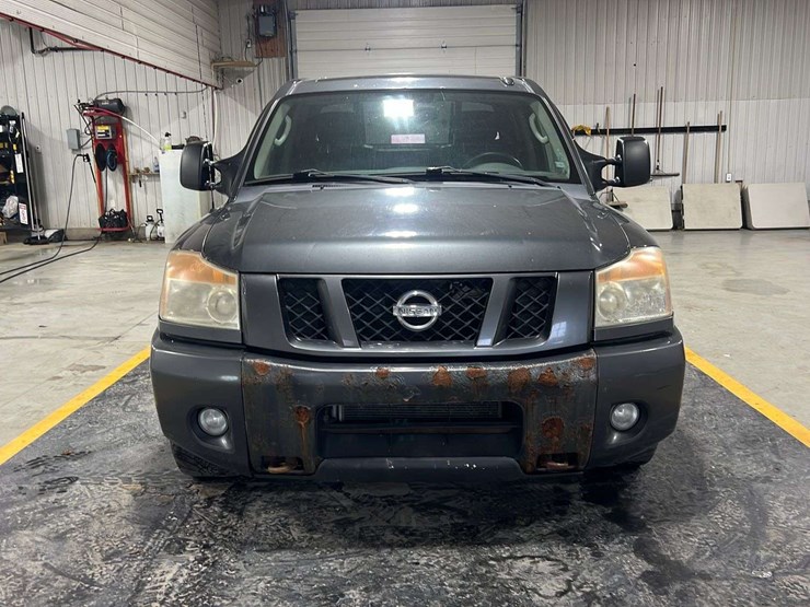 2011-nissan-titan-image-15