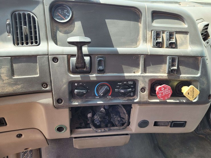 2006-sterling-l9500-image-10