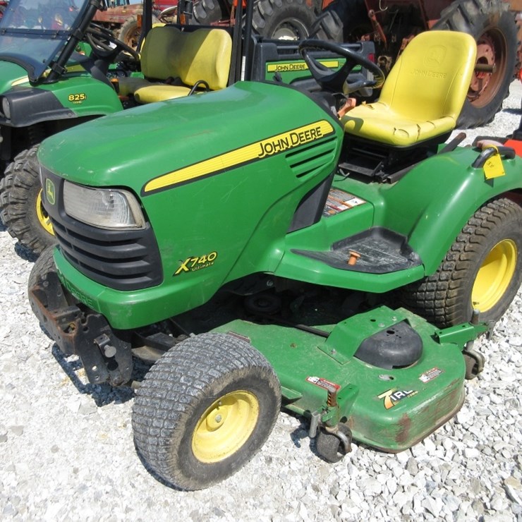 JOHN DEERE X740