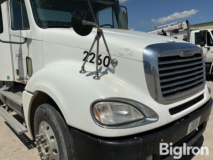 2008-freightliner-columbia-120-image-10
