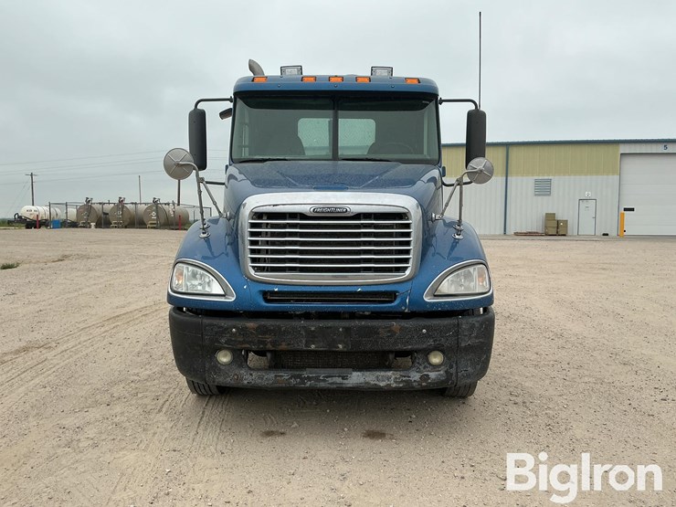 2005-freightliner-columbia-120-image-2