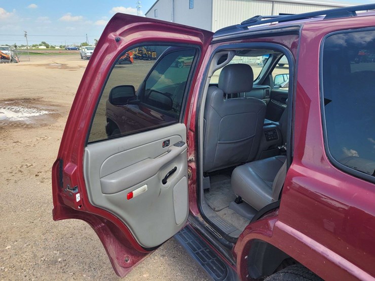 2004-chevrolet-tahoe-image-5