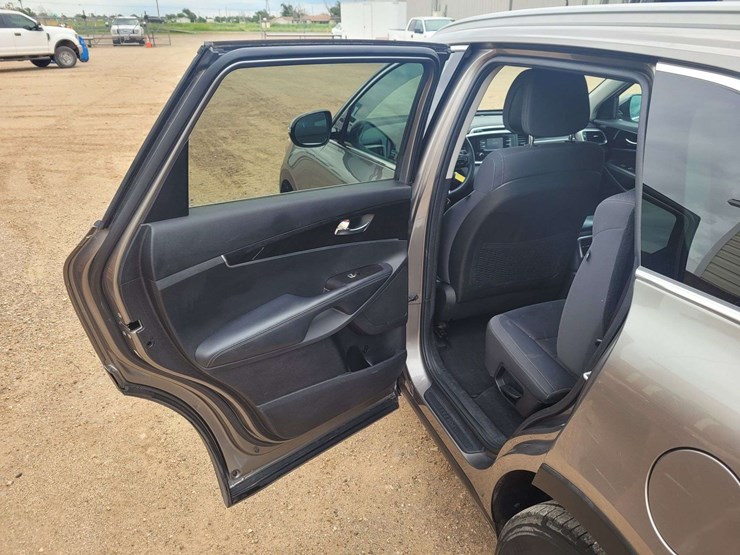 2017-kia-sorento-lx-image-6