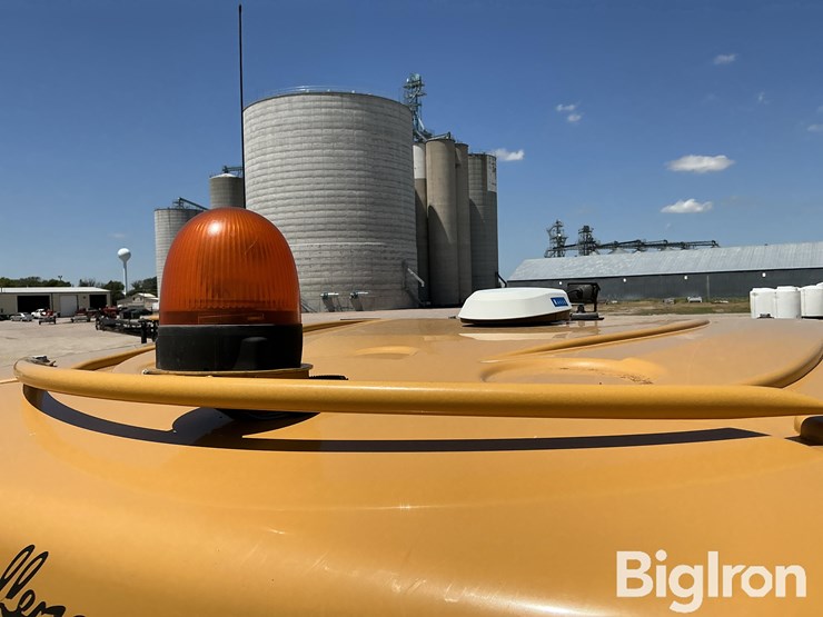 2015-rogator-1300b-self-propelled-dry-spreader-w/airmax-180-image-13
