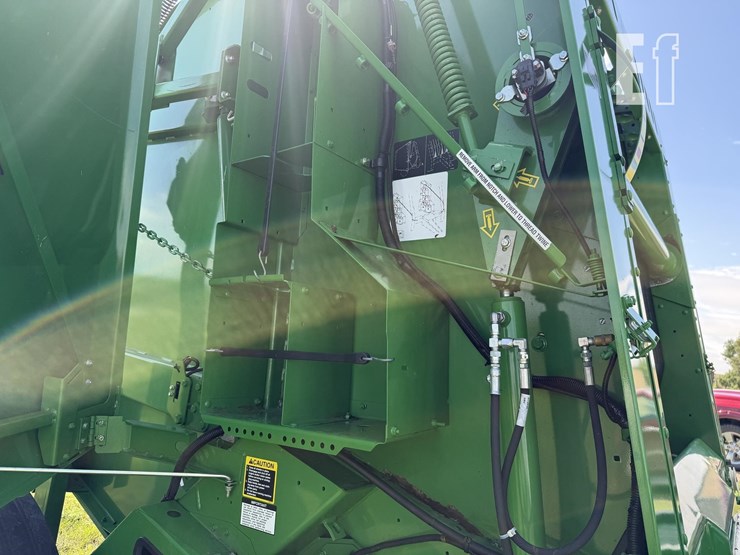 2020-john-deere-560m-image-14