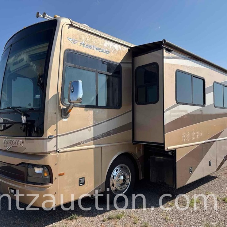2005 FLEETWOOD DISCOVERY MOTORHOME, CAT 330 HP,