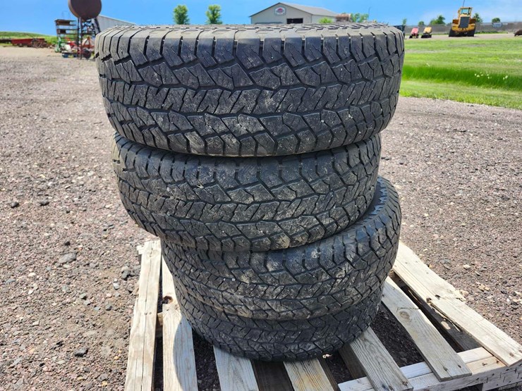 hankook-dynapro-at2-255/70r17-tires-image-2