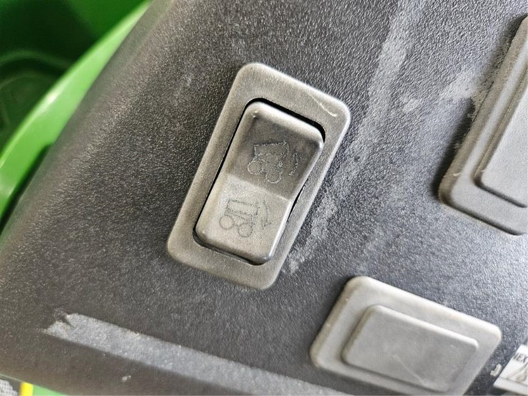 2014-john-deere-gator-image-26