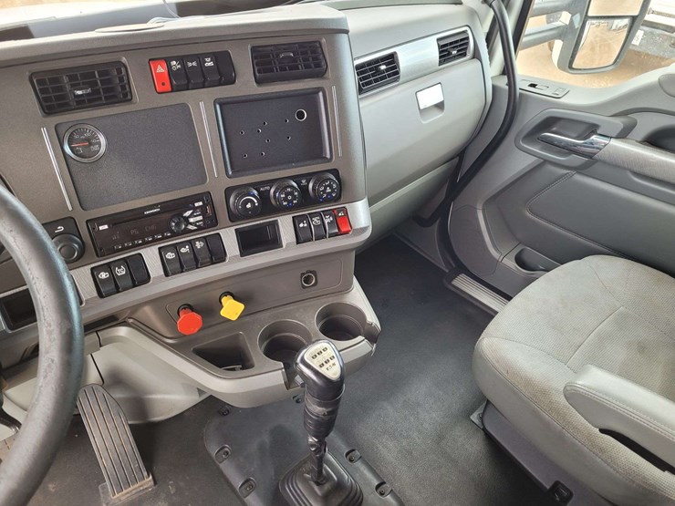 2017-kenworth-t680-image-11