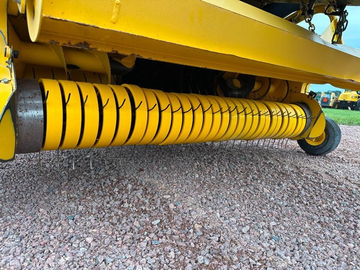 2014-new-holland-330-image-50