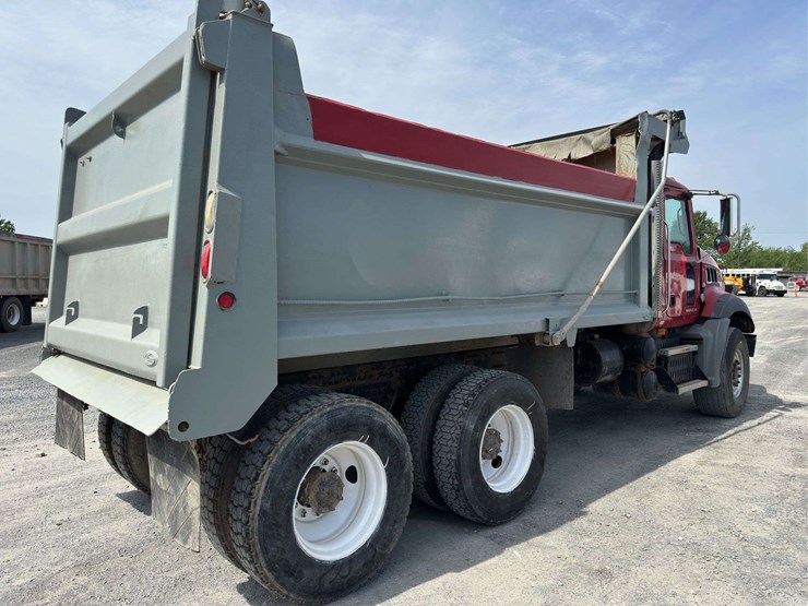 2009-mack-granite-gu813-image-3