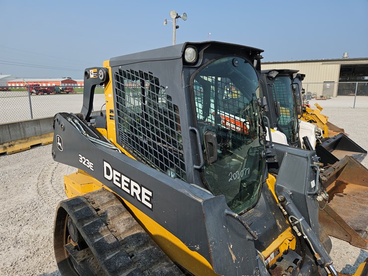 2018-deere-323e-image-23