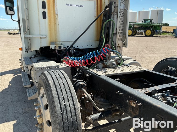 2008-freightliner-columbia-120-image-12