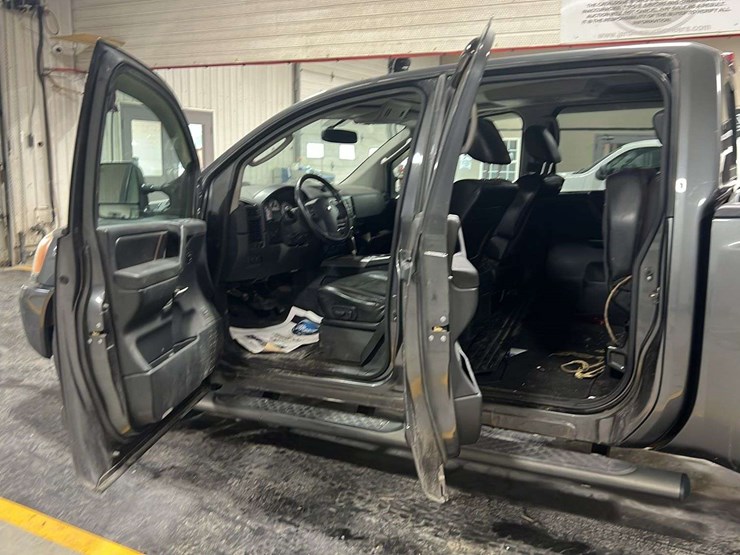 2011-nissan-titan-image-20