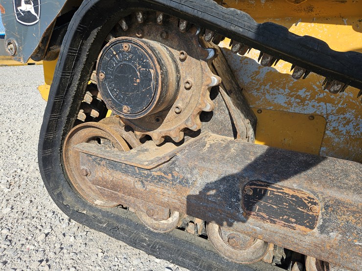 2013-deere-323d-image-13