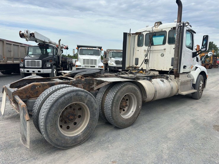 2014-peterbilt-579-image-3
