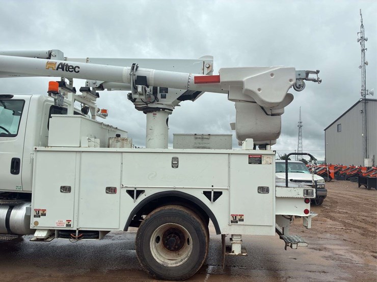 2011-international-harvester-sr525-bucket-truck-image-7